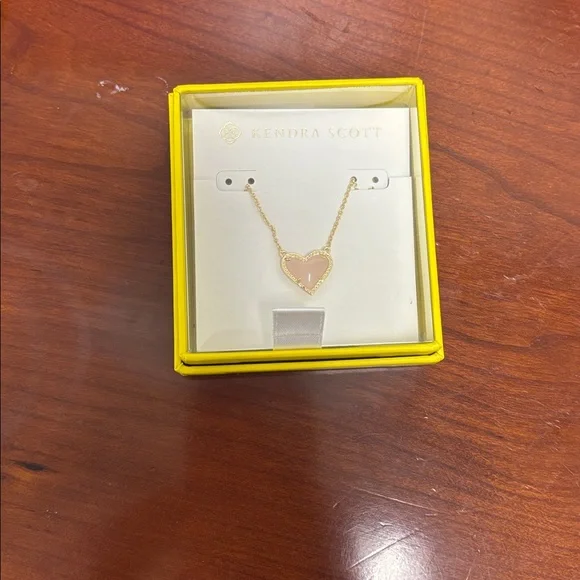 NWT Kendra Scott Ari Heart Gold Pendant Necklace in Rose Quartz - Picture 4 of 7